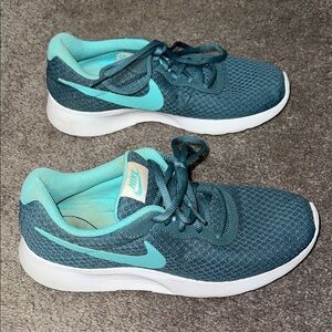 Nike Women's Blue and Teal Sneakers